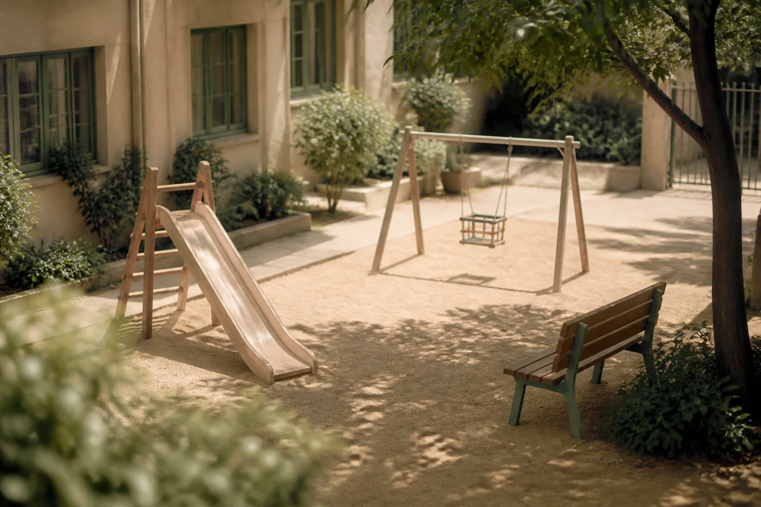 Jeux exterieurs d enfants poses dans une cour ensoleillee avec un toboggan en bois et un banc